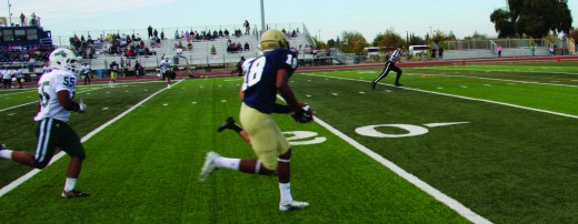 Dillion Williams sprints down after catching a long pass against Shasta College