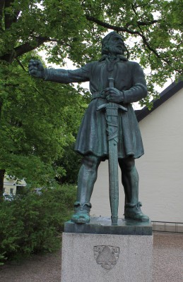 A sculpture of Engelbrekt Engelbrektsson by Carl Eldh created in 1935 which lies just outside the Holy Trinity Church (Photo courtesy of Jssfrk).